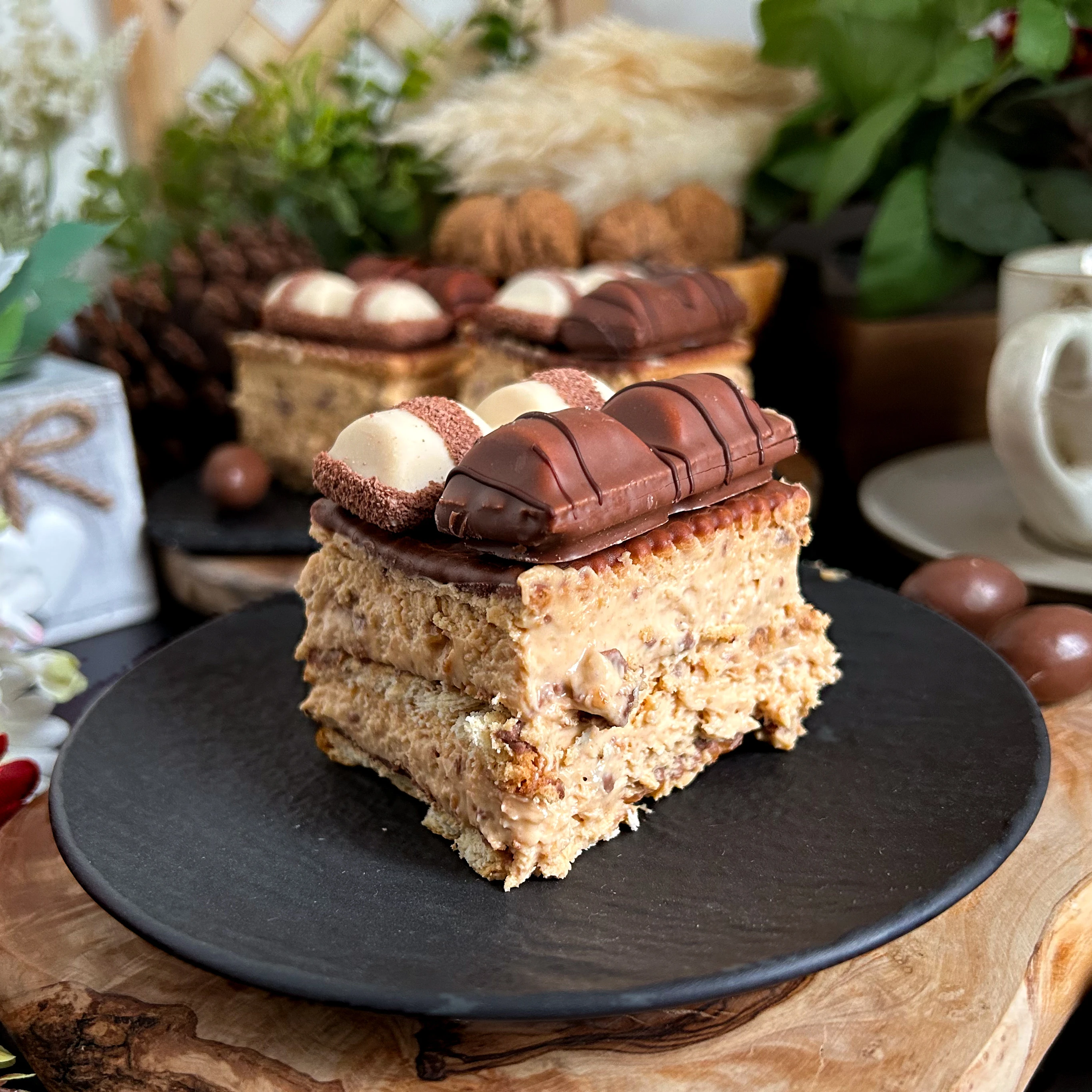 Ciasto warstwowe z masłem orzechowym i Kinder Bueno