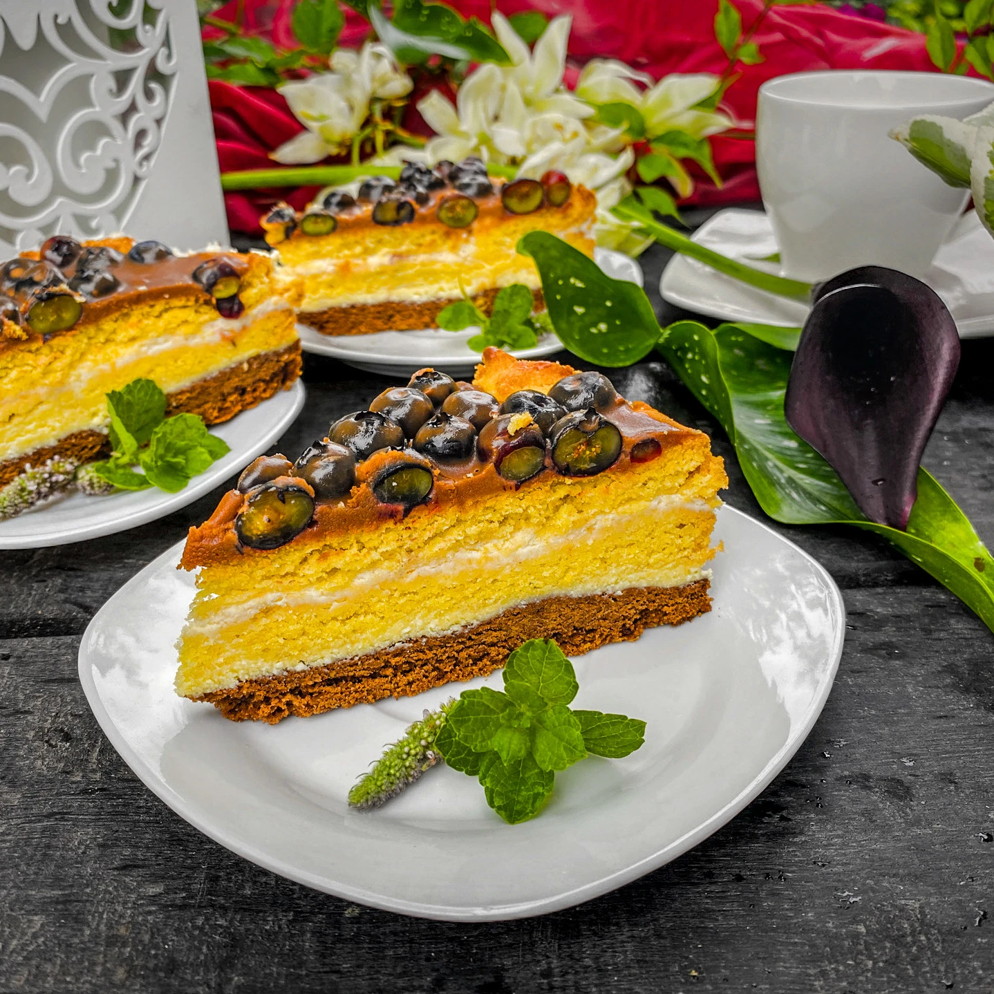 Ciasto kremowe z borówkami i polewą czekoladową