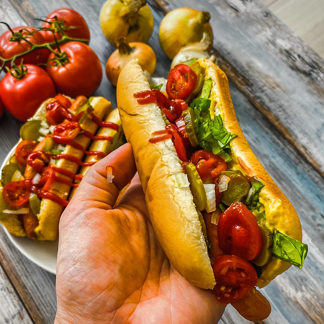 Hot dog ze szczypiorkiem i warzywami