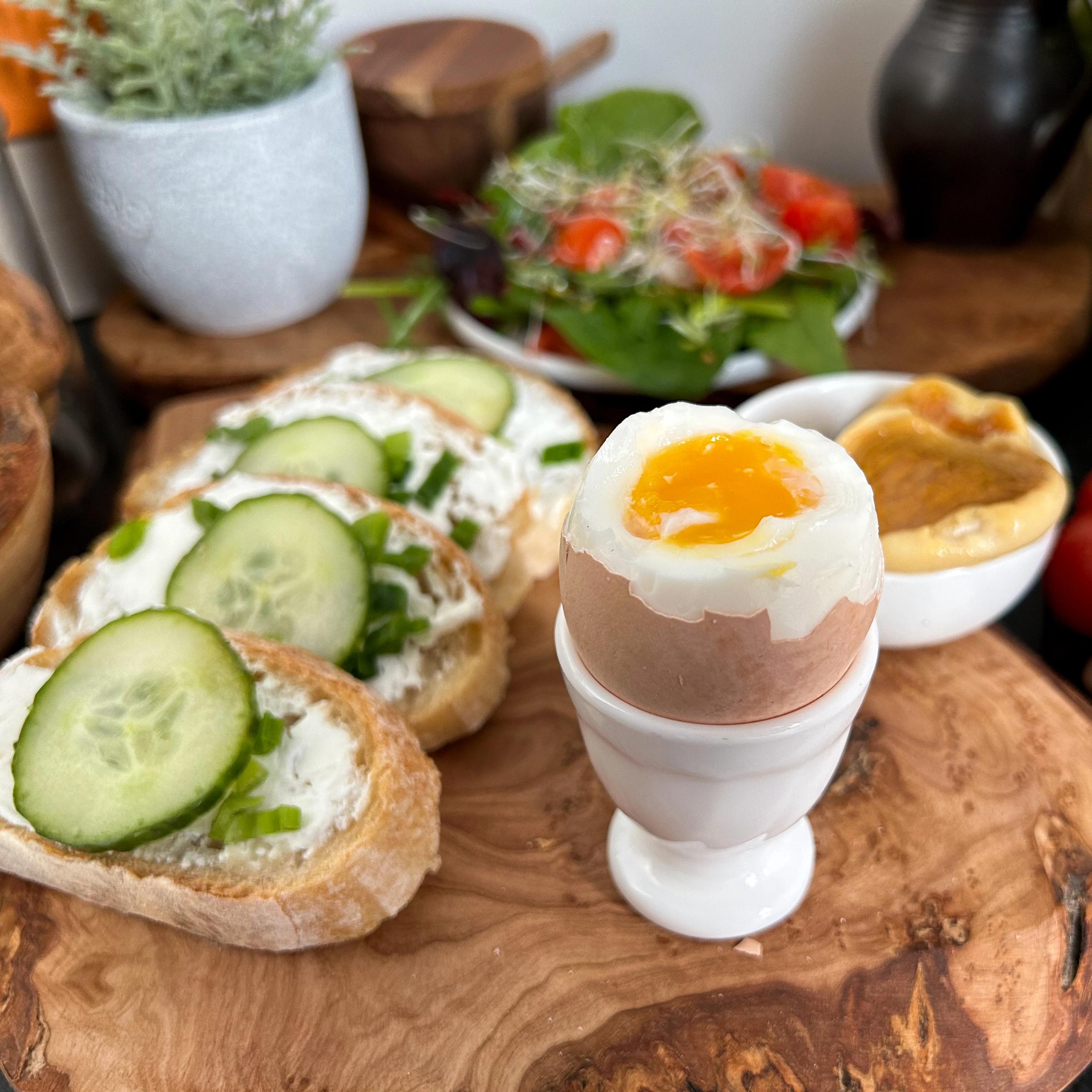 Jajko gotowane i kanapki z kozim serem