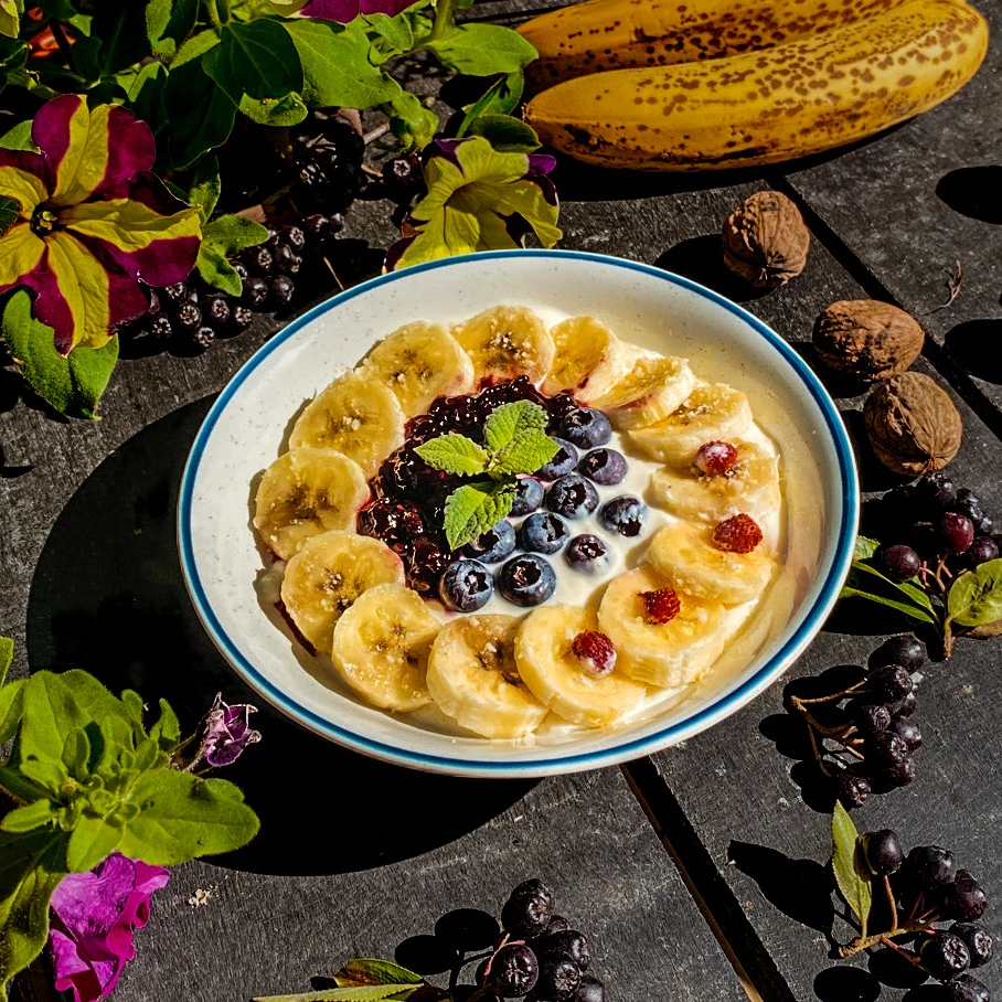 Jogurt z bananami, borówkami i miodem