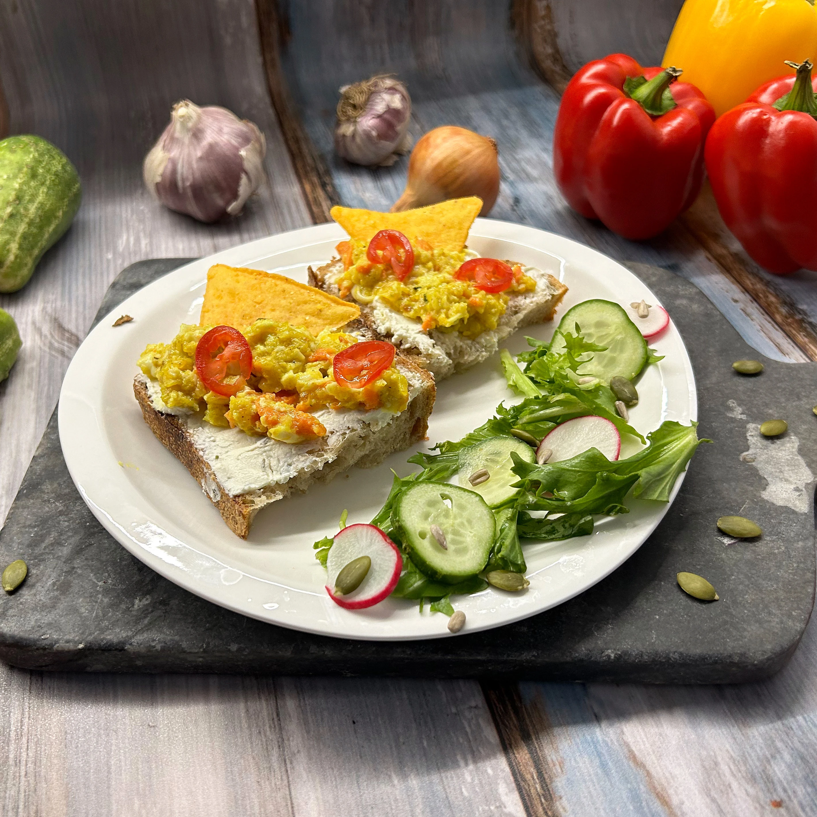 Kanapki z serkiem, nachosami i jajecznicą