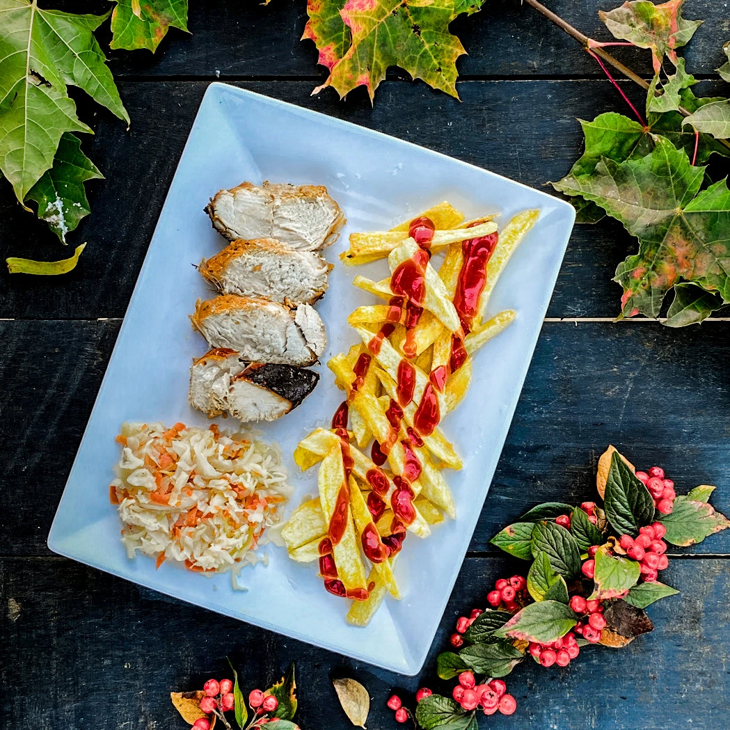 Kurczak pieczony z frytkami i sałatką z kapusty