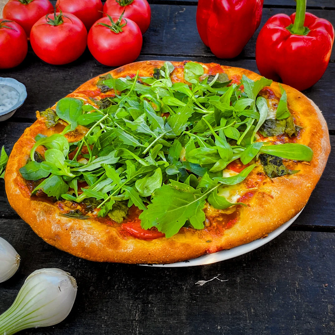 Pizza z rukolą, mozzarellą i szynką parmeńską